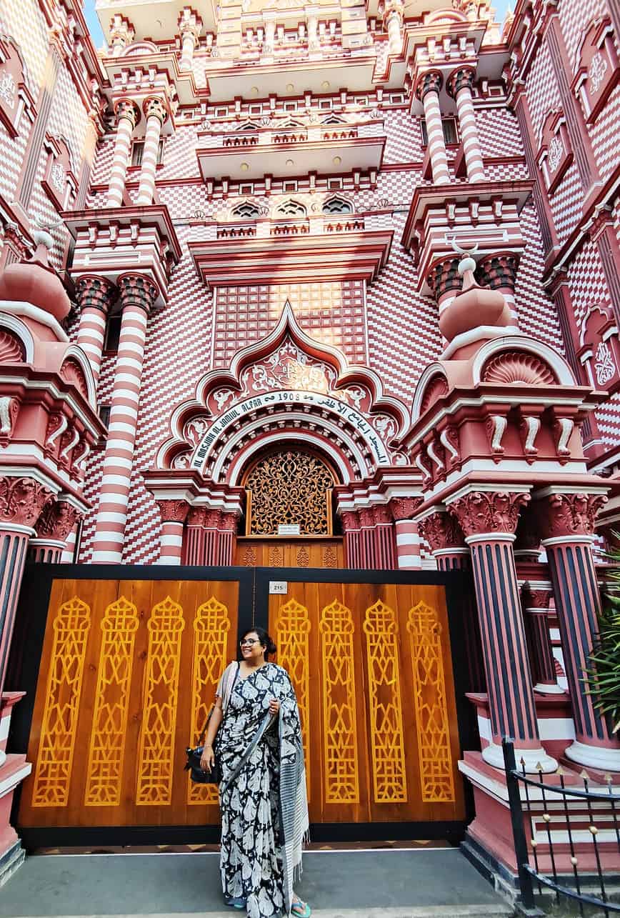 Visting temples as a solo female traveler in Sri Lanka
