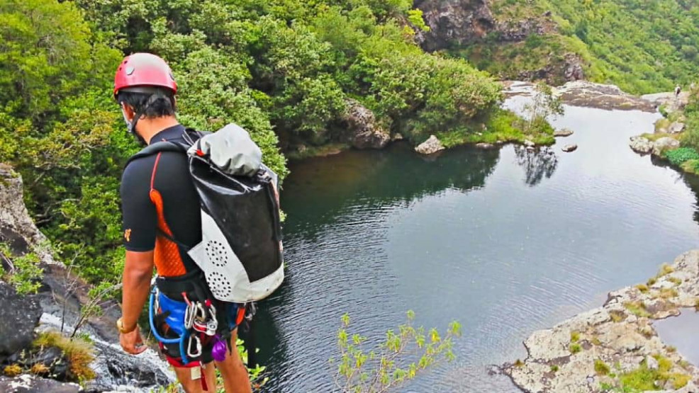 7 Cascades canoeing tour at the Tamarind Falls Reservoir in Mauritius.